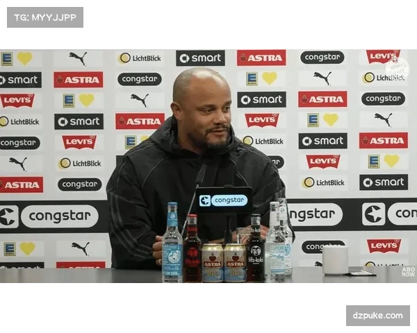 拜仁半场变阵三后卫体系，孔帕尼换人调整激活边路走廊